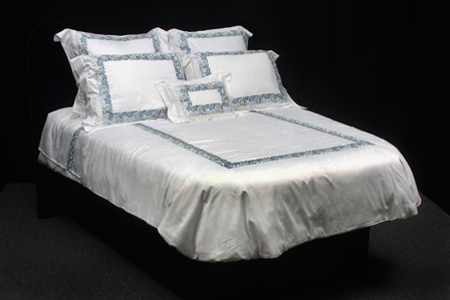 white-bed-sheet-set-with-blue-trim